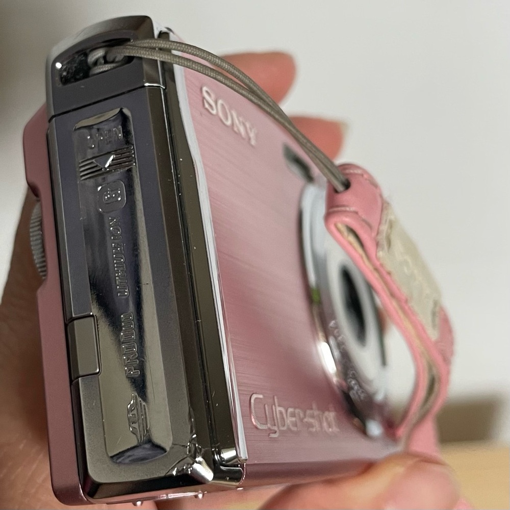 Sony Cyber-shot 7.2MP Digital Camera - Pink | Original Box, Charger, Case - Picture 10 of 10